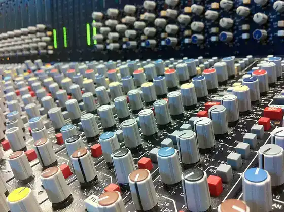 Gros plan d’une console ADT en studio