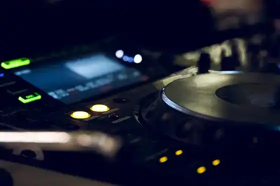 Platines DJ en gros plan sous néon